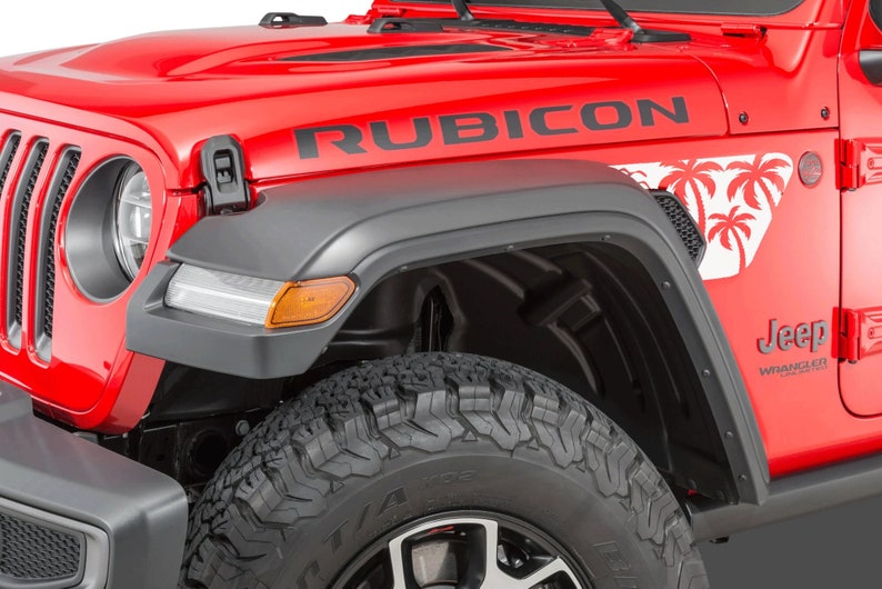 K&ouml;nnte beinhalten: Ein roter Jeep Wrangler Rubicon mit schwarzen Kotfl&uuml;gelverbreiterungen und einem Palmenaufkleber. Das Fahrzeug hat ein schwarzes "Jeep Wrangler"-Logo an der Seite.
