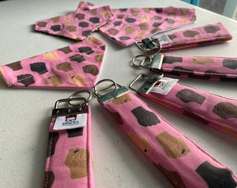 Pañuelo y llavero para mascotas "El lado correcto de la historia"