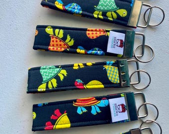 Llavero de tela con estampado de tortuga