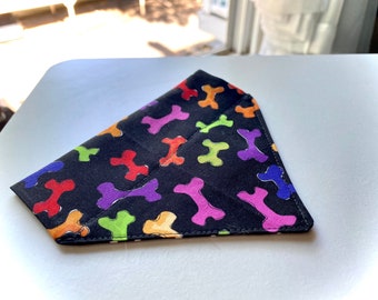 Bandana para mascotas con huesos de arcoíris