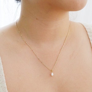 Dainty Teardrop Pearl Gold Filled Collier, Collier rempli d&#39;or 14k, Chaîne remplie d&#39;or, Collier de perles d&#39;eau douce, Collier en or pour femme