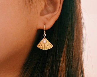Dainty Pearl Brass Fan Charm Huggie Earrings, Gold Huggie Earrings, Small Gold Hoop Earrings, Dainty Charm Earrings, Brass Fan Earrings