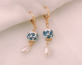 Pendientes Huggie de oro perla genuina de agua dulce de porcelana azul delicada, pendientes de porcelana floral blanca azul, pendientes de aro pequeño, pendiente de oro