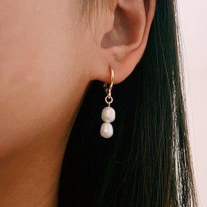 Pearl Gold Huggie Hoop Earrings, Freshwater Pearl Earrings, Stacked Pearl Earrings, Huggie Earrings, Small Hoop Earrings, Gold Earrings