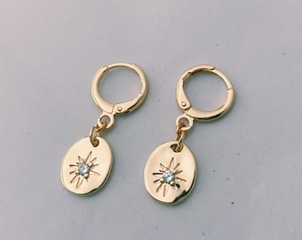 Sierlijke Munt Charm Gold Huggies | 18k vergulde | Kleine gouden hoepels | Huggie oorbellen | Mini hoepels goud | Gouden Huggie Hoepel Oorbellen