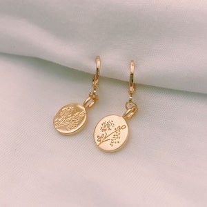 Floral Medallion Coin Huggie Hoop Earrings, Gold Huggie Earrings With Charm, Gold Medallion Earrings, 18k Gold Plated Flower Earrings