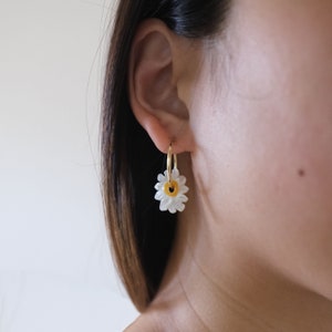 Natural Shell Daisy 18k Gold Plated Hoop Earrings, Gold Plated Hoop Earrings, Gold Hoops for Women, Pearl Hoops, Flower Pearl Shell Earrings