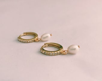 Dainty Pearl CZ Pave Huggie Hoop Oorbellen, Kleine Gouden Hoops, Gold Huggie Oorbellen, CZ Oorbellen, Pearl Huggie Earring, Gold Crystal Huggies