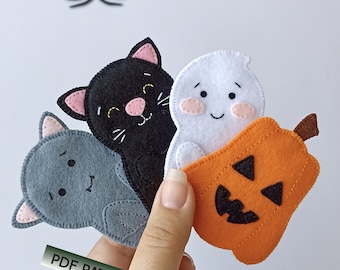Puede incluir: Un conjunto de cuatro adornos de fieltro para Halloween que incluyen un gato gris, un gato negro, un fantasma blanco y una calabaza naranja. Los artículos llevan el texto PDF PATTERN. Las figuras están cosidas con hilo y tienen rasgos faciales.