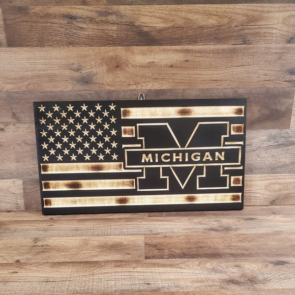 Hermosa bandera estadounidense de la Universidad de Michigan grabada en CNC hecha a mano, bandera deportiva universitaria hecha a mano, bandera rústica quemada, bandera universitaria