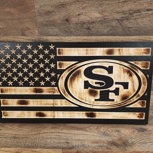 Handgefertigte 49ers Flagge aus Holz: Rustikales Gebranntes NFL Dekor