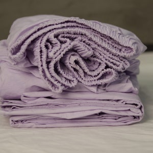 Sábana ajustable de lino hecha a mano en color lavanda con fundas de almohada / Natural y duradera - Tamaño personalizado disponible - Ropa de cama ecológica