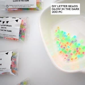 暗闇で光る文字ビーズ（200個）、スクエア文字ビーズ、DIYブレスレットビーズ、ネックレス作り、ジュエリー作り、友情ブレスレット