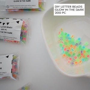 Resplandor en las cuentas de letras oscuras (200pc), cuentas de letras cuadradas, cuentas de pulsera de bricolaje, fabricación de collares, fabricación de joyas, pulseras de amistad
