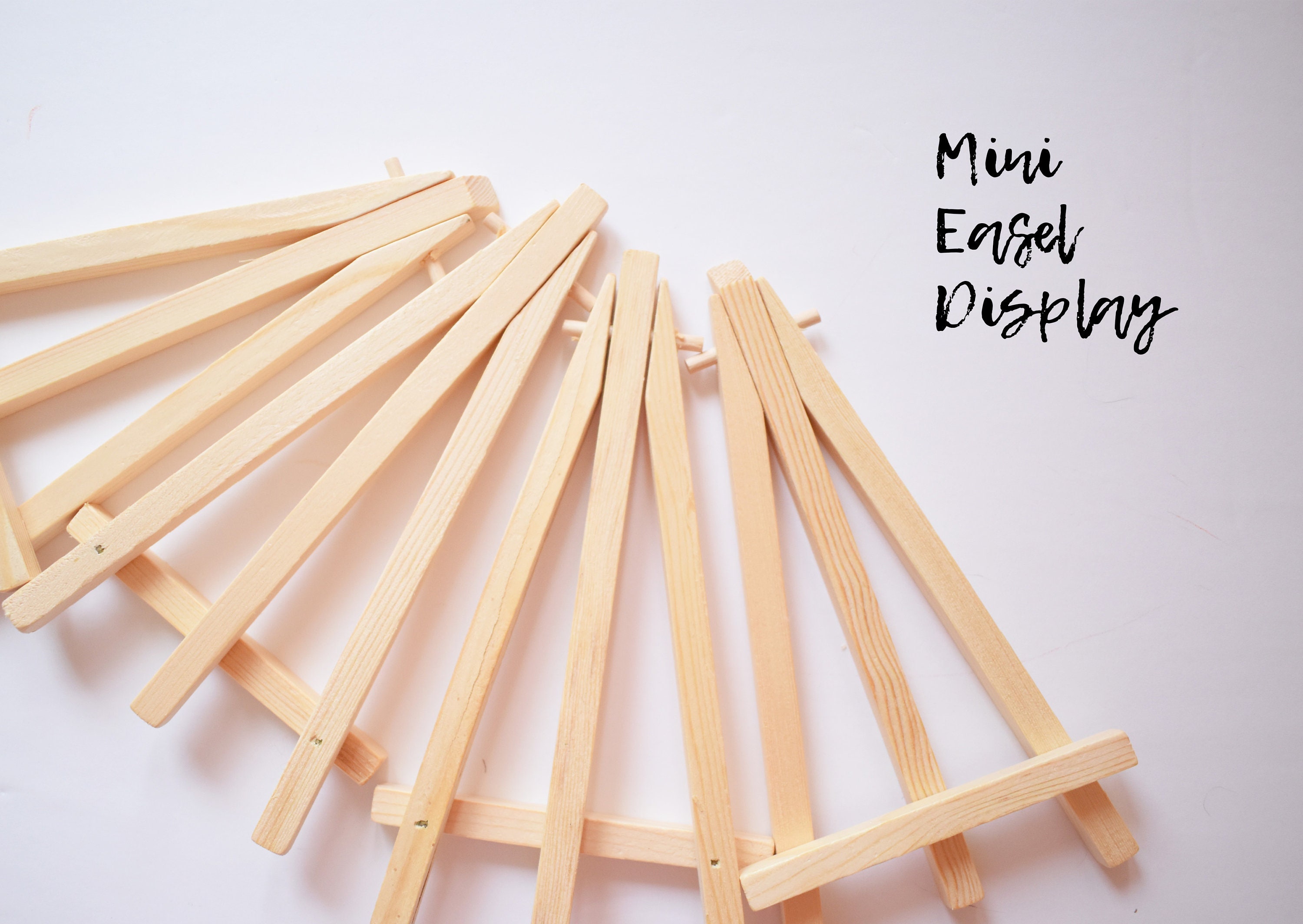 Mini Wire Easel DIY - SelectedCrafts