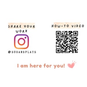 K&ouml;nnte beinhalten: Eine rosa und wei&szlig;e Grafik mit dem Text "SHARE YOUR WORK" und einem Instagram-Logo mit dem Text "@SUGAREPLAYS". Die Grafik enth&auml;lt auch einen schwarz-wei&szlig;en QR-Code mit dem Text "HOW-TO VIDEO" und den Text "I am here for you!" mit einem rosa Herzen.