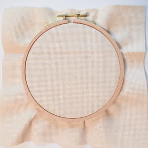 16 st naturlig linne-aida i Fiddlers Aida, 16 st rått korsstygnstyg, rått naturligt tyg, ljus havregryns-aida, broderityg med nålspets.