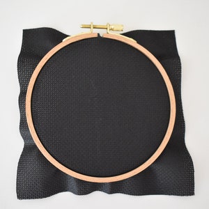 Peut inclure: Un cercle &agrave; broder noir avec un cadre en bois et un tissu Aida noir tendu dessus.