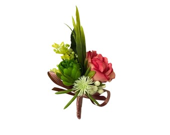 Puede incluir: Un pequeño ramo de flores artificiales con una rosa rosa, suculentas verdes y flores blancas atadas con una cinta marrón.