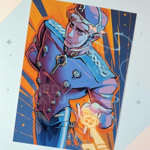 Op de afbeelding: Illustratie van een persoon in een blauw en paars uniform, met een gloeiende sleutel. Het kunstwerk heeft een gestileerd ontwerp met een oranje en blauwe achtergrond, en een vleugje fantasie.