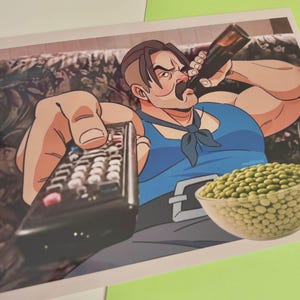 Op de afbeelding: Illustratie van een man in een blauw tanktop die een afstandsbediening en een fles vasthoudt. Een kom groene erwten staat op de voorgrond. De man heeft een snor en zit op een bank met bloemenpatroon.