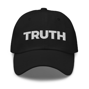 Könnte beinhalten: Eine schwarze Baseballkappe mit dem weißen, gestickten Wort "TRUTH" auf der Vorderseite.