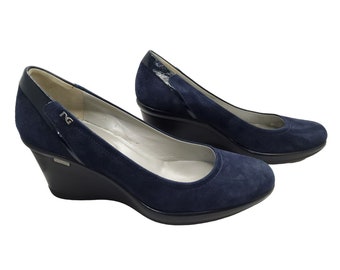 2000s nero giardini italian made blue suede slip on 3" wedge pumps.