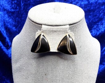 vintage trifari triangle shaped gold tone black enamel stud earrings
