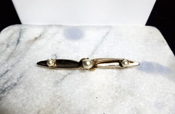 vintage gold tone prong mount faux pearls brooch - image 2