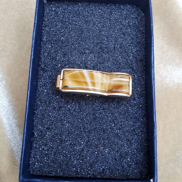 Vintage Sarah Coventry mens Tie Clip Gold Tone featuring striped carmel lucite,