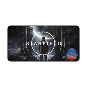 Könnte beinhalten: Ein Schwarzweißbild einer Person in einem Raumanzug, die vor einer großen, futuristischen Struktur steht. Die Person blickt auf einen Planeten in der Ferne. Der Text "STARFIELD" ist in weißen Buchstaben auf einem Kreis im Vordergrund geschrieben.
