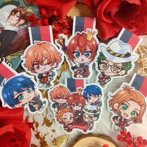 Puede incluir: Una colección de pegatinas coloridas de estilo anime con varios personajes. Las pegatinas tienen un borde blanco y están dispuestas con rosas rojas y elementos decorativos. Los personajes tienen ojos grandes y están en varias poses.