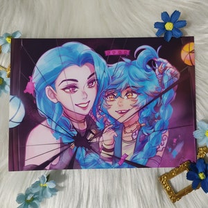 Puede incluir: Una ilustración digital de dos personajes de anime con cabello azul. Los personajes están de pie frente a una ventana de vidrio agrietada. El fondo es de color morado oscuro con acentos rosados y azules. Los personajes sonríen y miran al espectador. El texto "0000!" está escrito en rosa sobre los personajes.