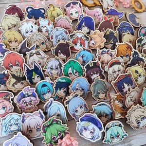 Könnte beinhalten: Eine Sammlung bunter Holz-Charakter-Pins mit Anime-Charakteren mit verschiedenen Frisuren, Gesichtsausdrücken und Outfits. Die Pins sind in einem zufälligen Muster auf einer Holzoberfläche angeordnet.