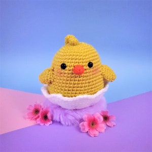Hecho a mano lindo chica de Pascua en cáscara de huevo Amigurumi peluche