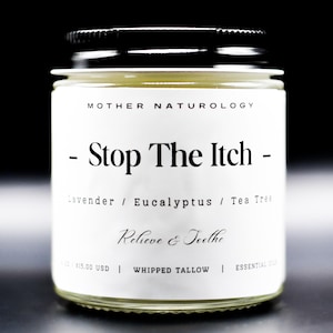 Puede incluir: Un tarro de vidrio con tapa negra y etiqueta blanca. La etiqueta dice "MOTHER NATUROLOGY - Stop The Itch - Lavender / Eucalyptus / Tea Tree - Relieve & Teethe". El tarro contiene una sustancia amarilla clara.