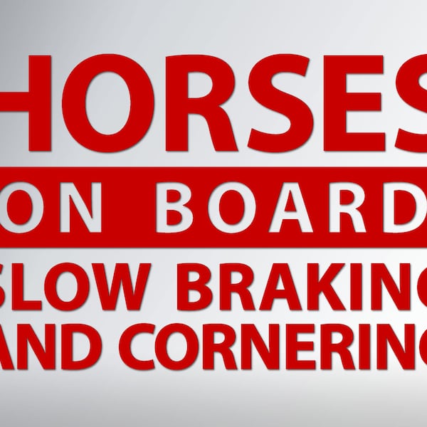 Paarden aan boord: langzaam remmen en bochten nemen. Vinyl sticker voor achterkant van paardentrailer. Reflecterende waarschuwingssticker.
