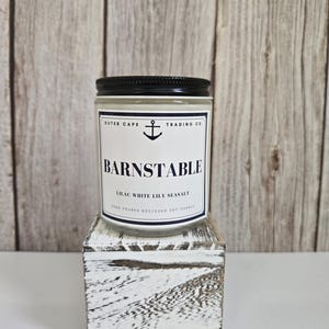 Vela de cera de soja Barnstable Cape Cod: Lila, lirio y sal marina - Mecha de madera