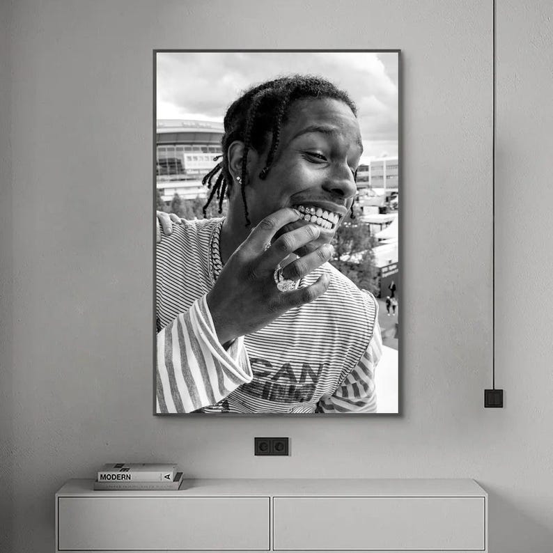 Puede incluir: Foto en blanco y negro de una persona con una camisa a rayas y una cadena de oro. La persona sonr&iacute;e y tiene un diente de oro. La foto est&aacute; impresa en un lienzo.