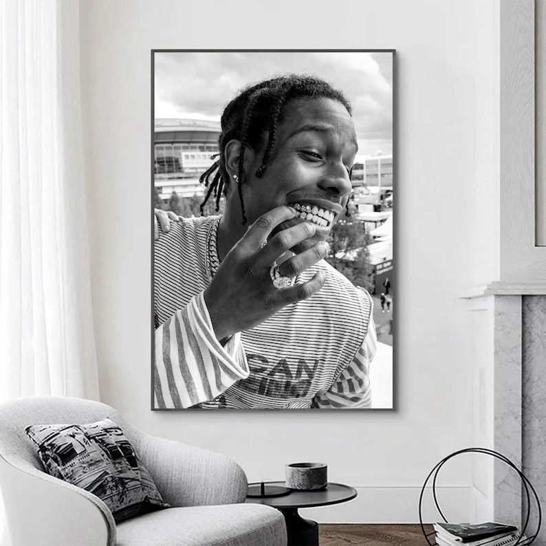 Puede incluir: Foto en blanco y negro de un hombre con una camisa a rayas y una cadena de oro. Est&aacute; sonriendo y tiene una parrilla de oro en los dientes.