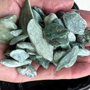 Bulk small jade for jewelry making crafts