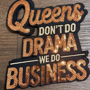 Strykbara paljetter med texten Queens Don't Do Drama – mellanstorlek