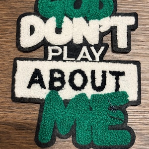 Könnte beinhalten: Eine weiße Keramik-Tasse mit schwarzem Henkel und dem Text "But First, Coffee" in schwarzer, handschriftlicher Schrift. Die Tasse steht auf einer weißen Oberfläche.