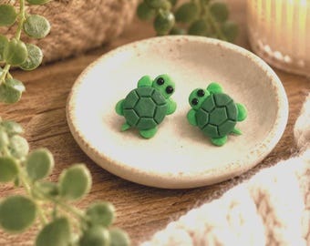 Pendientes de tortuga adorables / Pendientes de tortuga de arcilla polimérica hechos a mano / Pendientes de tortuga marina / Joyería de animales marinos / Regalo para amantes de la playa / Naturaleza
