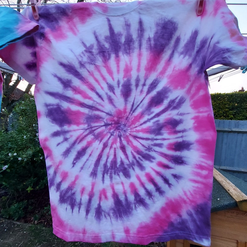 Tie dye-t-shirt, spiralformad tie dye-t-shirt, unisex tie dye-t-shirt, sommar-t-shirt, festivalmode Pink/purple