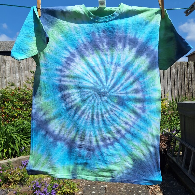 Tie dye-t-shirt, spiralformad tie dye-t-shirt, unisex tie dye-t-shirt, sommar-t-shirt, festivalmode bild 7