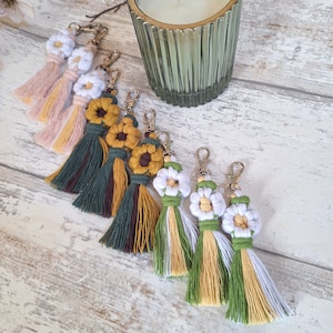 Daisy keyring, Daisy macrame keychain, Sunflower keyring, Sunflower macrame keychain, Flower keyring