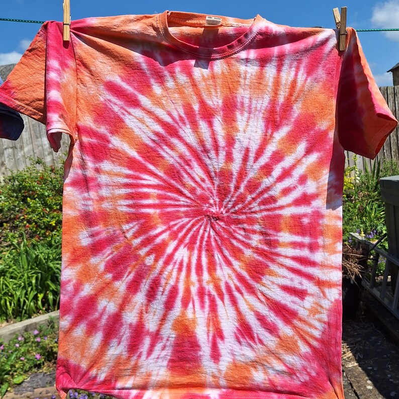 Tie dye-t-shirt, spiralformad tie dye-t-shirt, unisex tie dye-t-shirt, sommar-t-shirt, festivalmode Orange/red
