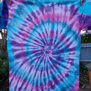 Tie dye-t-shirt, spiralformad tie dye-t-shirt, unisex tie dye-t-shirt, sommar-t-shirt, festivalmode Blue/ pink