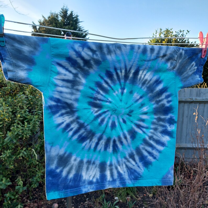 Tie dye-t-shirt, spiralformad tie dye-t-shirt, unisex tie dye-t-shirt, sommar-t-shirt, festivalmode bild 2